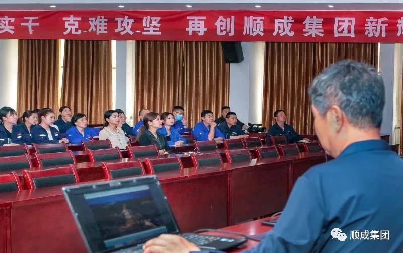 河南YTH2206游艇会集团举行通讯员摄影手艺培训班
