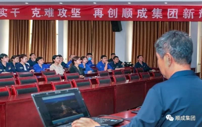 河南YTH2206游艇会集团举行通讯员摄影手艺培训班